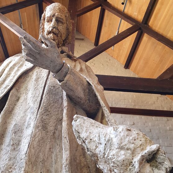 Statue of Alfred Tennyson and his dog