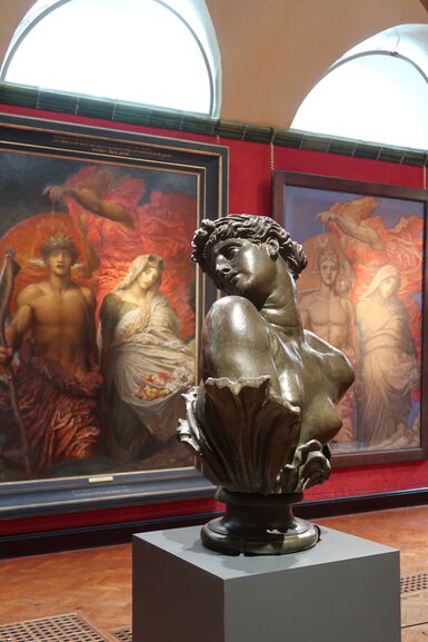 Sculpture of a women turning her head to one side