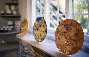 Ceramic plates in Shop with fruit design